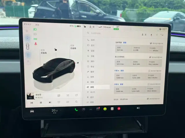Tesla Model 3 — Фото автомобиля 4