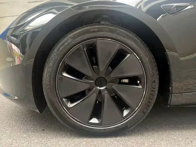 Tesla Model 3 — Фото автомобиля 4