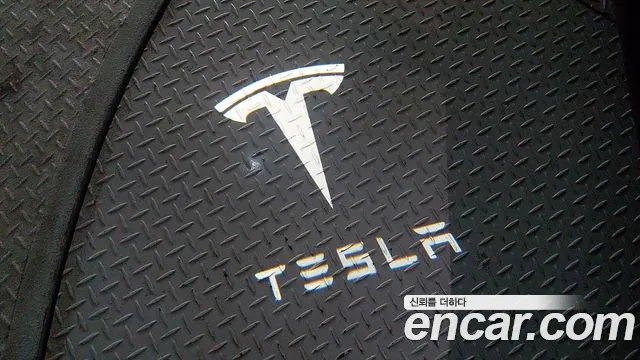 Tesla Model 3 — Фото автомобиля 20