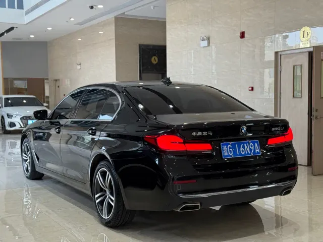 BMW 5 Series — Фото автомобиля 16