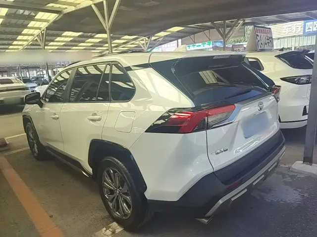 Toyota RAV4 — Фото автомобиля 4