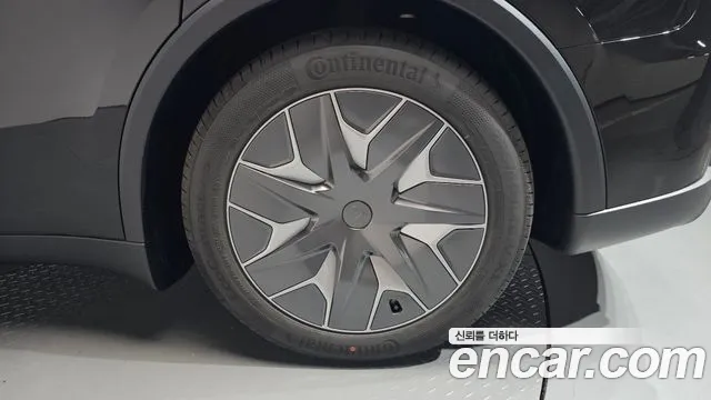 Tesla Model Y — Фото автомобиля 6