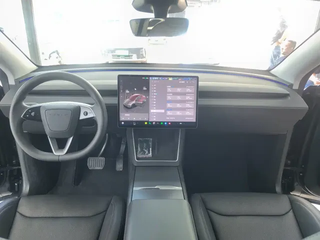 Tesla Model Y — Фото автомобиля 10