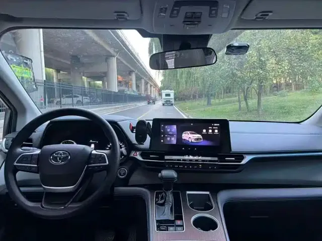 Toyota Sienna — Фото автомобиля 12