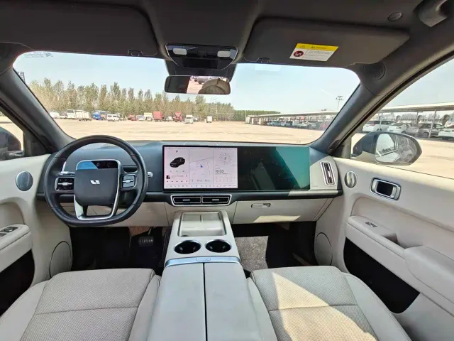 Li Auto L8 — Фото автомобиля 9