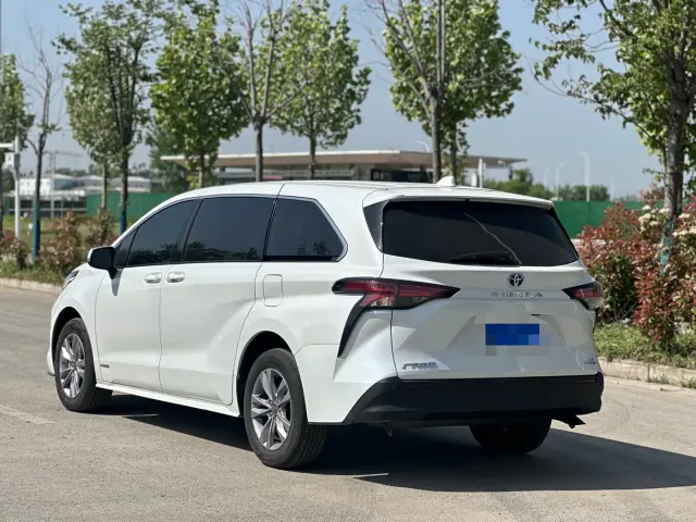 Toyota Sienna — Фото автомобиля 7