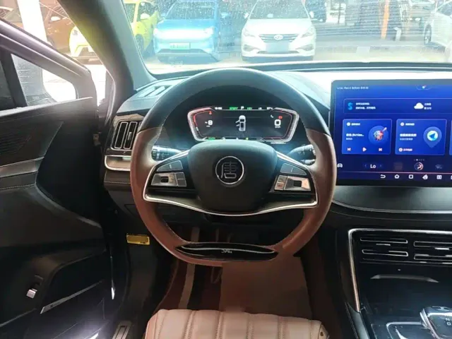 BYD Tang — Фото автомобиля 10