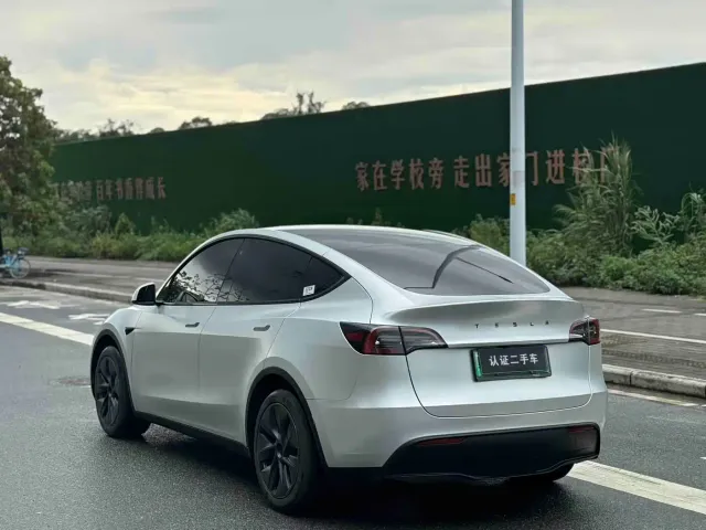 Tesla Model Y — Фото автомобиля 7