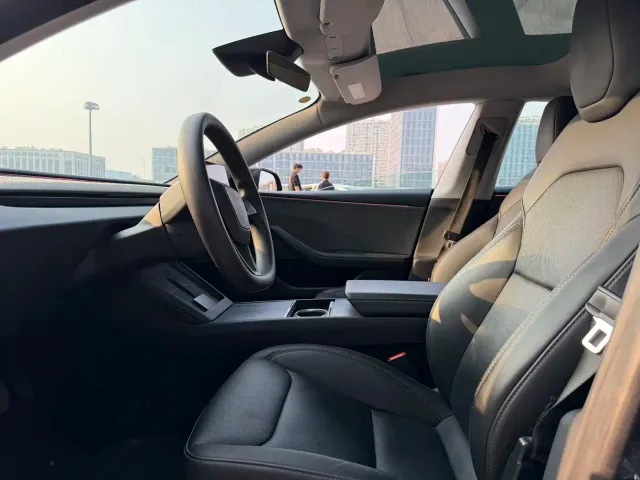 Tesla Model 3 — Фото автомобиля 8