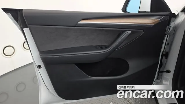 Tesla Model Y — Фото автомобиля 24