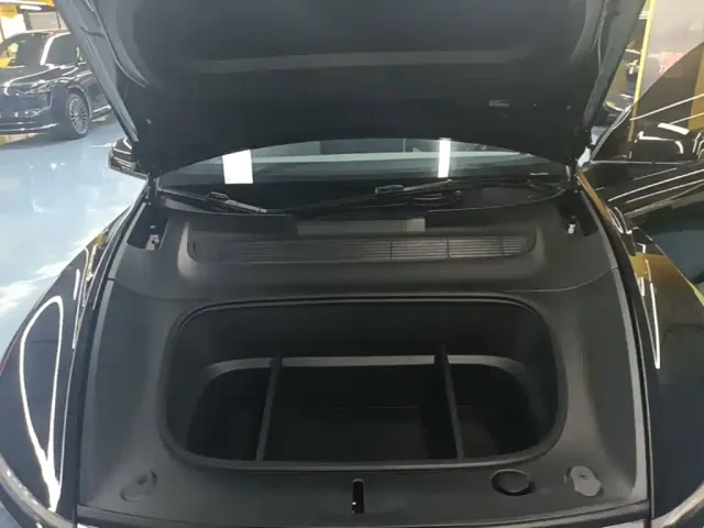 Tesla Model Y L — Фото автомобиля 19
