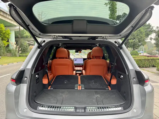 Li Auto L8 — Фото автомобиля 9