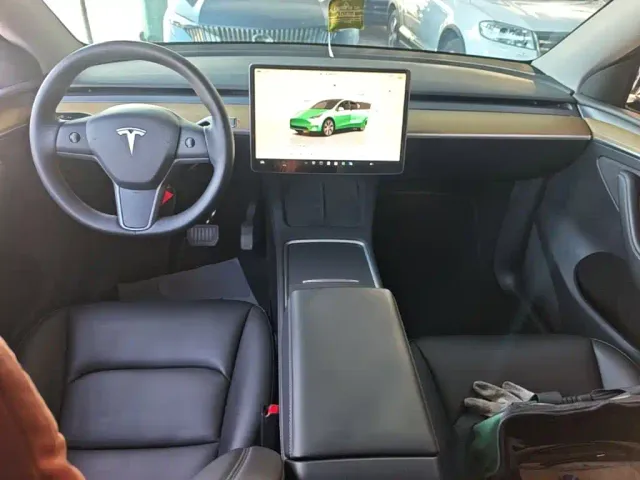 Tesla Model Y — Фото автомобиля 9