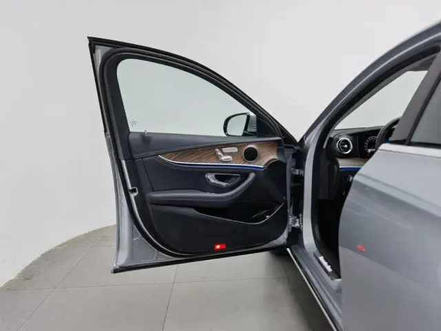 Mercedes-Benz E-Class — Фото автомобиля 8