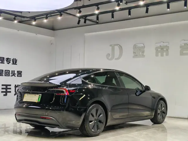 Tesla Model 3 — Фото автомобиля 9