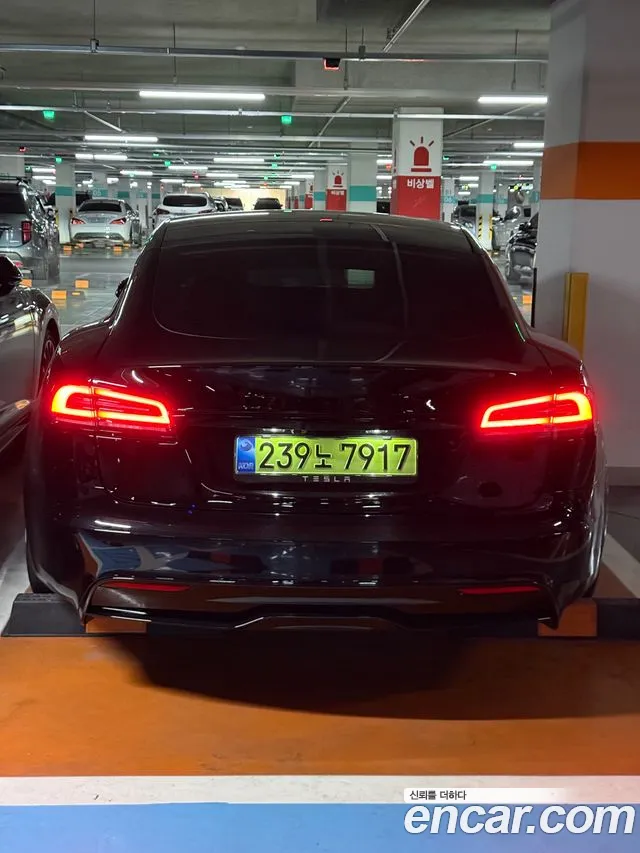 Tesla Model S — Фото автомобиля 3