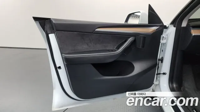 Tesla Model Y — Фото автомобиля 13