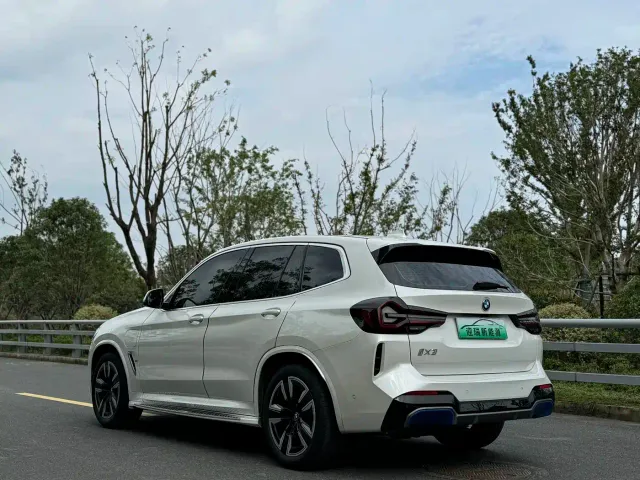 BMW iX3 — Фото автомобиля 9