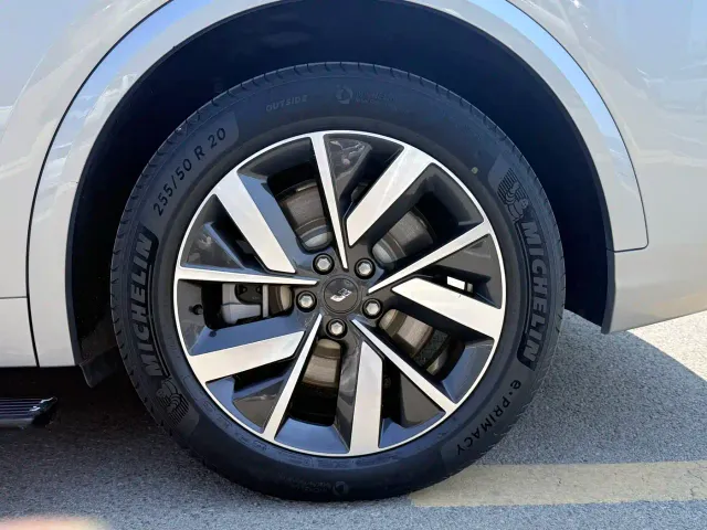 Li Auto L8 — Фото автомобиля 20