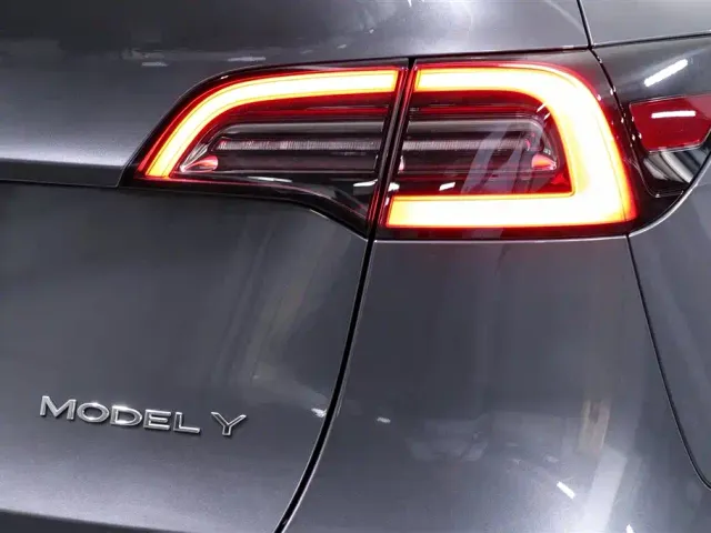 Tesla Model Y — Фото автомобиля 18