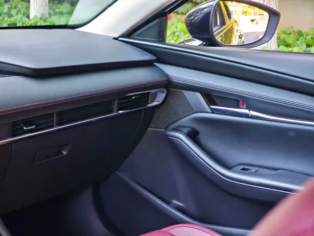 Mazda Axela — Фото автомобиля 16