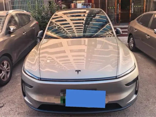 Tesla Model Y L — Фото автомобиля 2