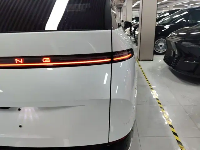 Xpeng X9 — Фото автомобиля 7