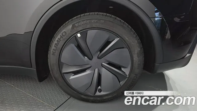 Tesla Model Y — Фото автомобиля 6