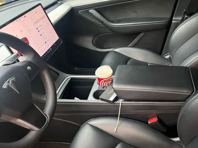 Tesla Model Y — Фото автомобиля 4