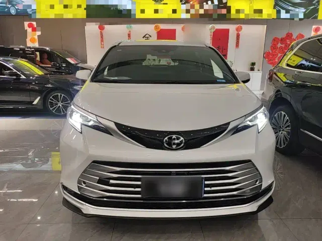 Toyota Sienna — Фото автомобиля 2