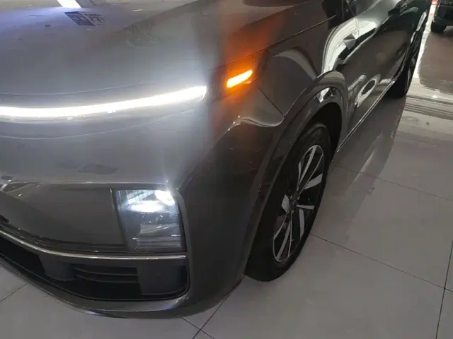 Li Auto L8 — Фото автомобиля 23