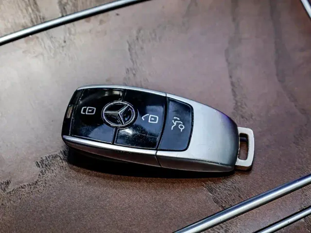 Mercedes-Benz E-Class — Фото автомобиля 18