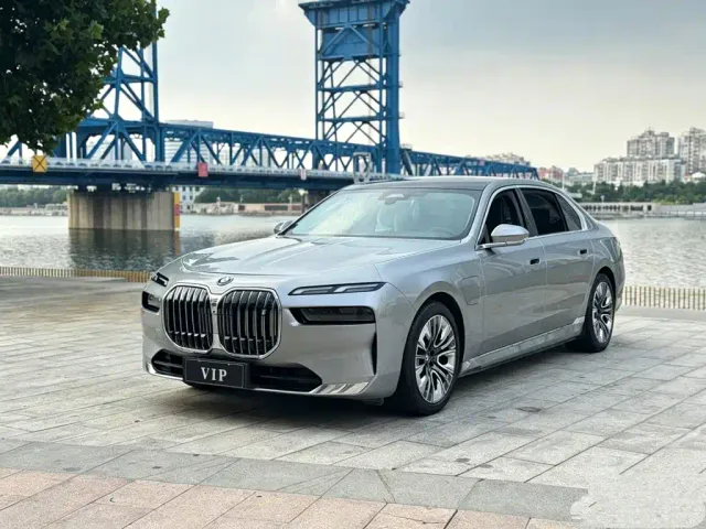Фотография автомобиля — BMW i7