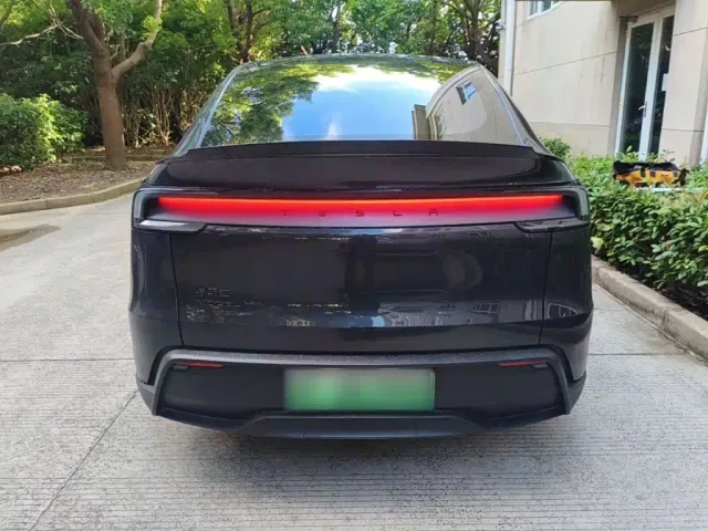 Tesla Model Y L — Фото автомобиля 5