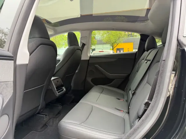 Tesla Model Y — Фото автомобиля 11