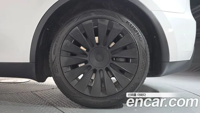 Tesla Model Y — Фото автомобиля 6