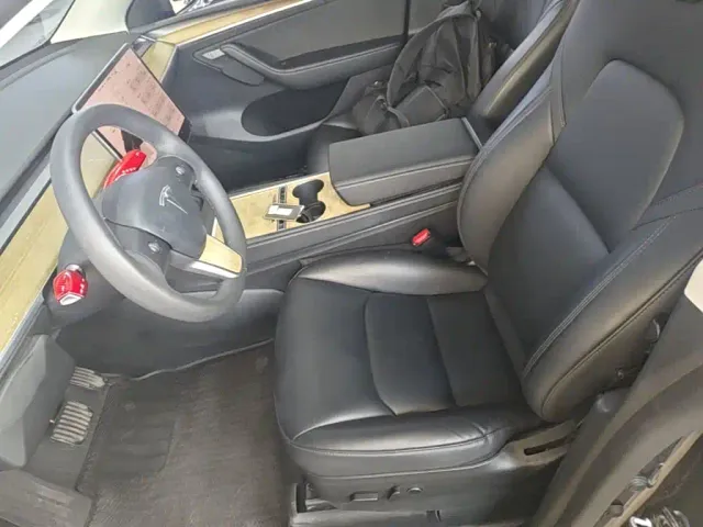 Tesla Model Y — Фото автомобиля 10