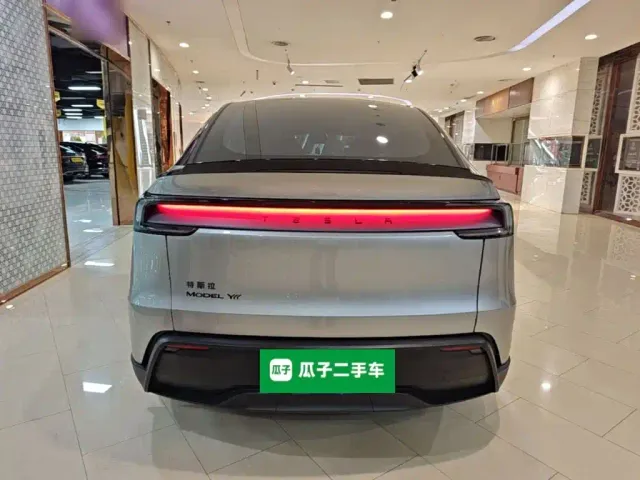 Tesla Model Y L — Фото автомобиля 5