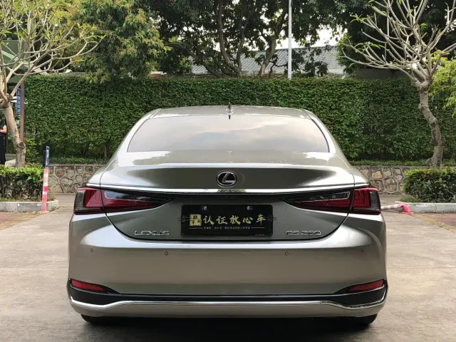 Lexus ES — Фото автомобиля 5
