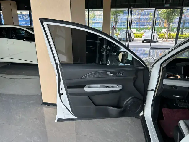 Dongfeng Fengshen E70 — Фото автомобиля 13
