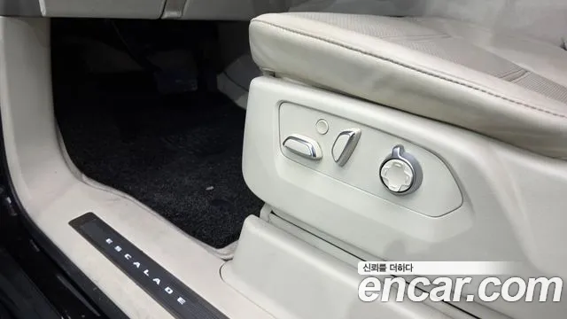 Cadillac Escalade Generation 5 — Фото автомобиля 10