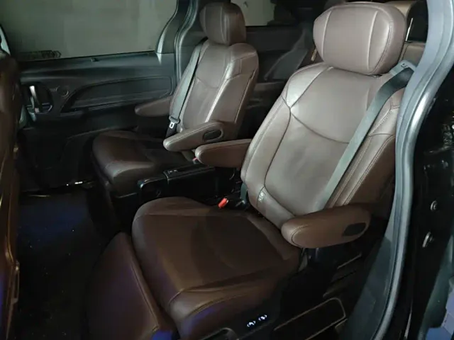 Toyota Sienna — Фото автомобиля 16
