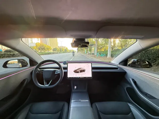 Tesla Model 3 — Фото автомобиля 15