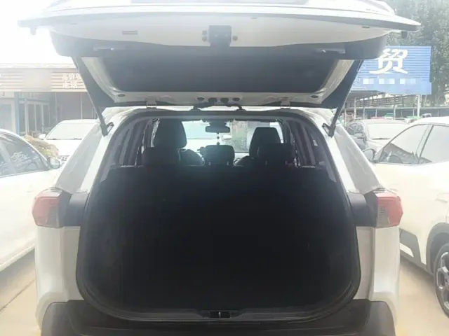 Toyota RAV4 — Фото автомобиля 18