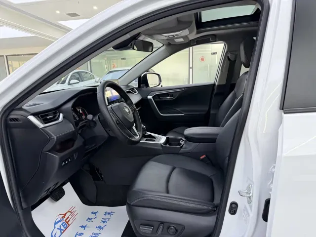 Toyota RAV4 — Фото автомобиля 4