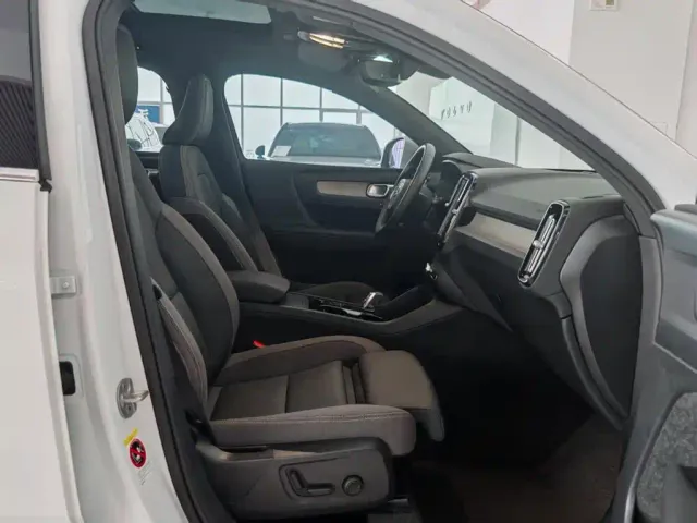 Volvo XC40 — Фото автомобиля 22