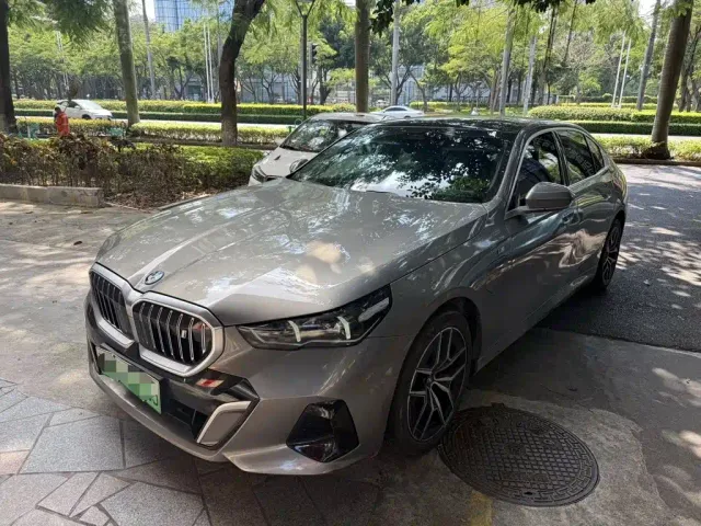 Фотография автомобиля — BMW i5