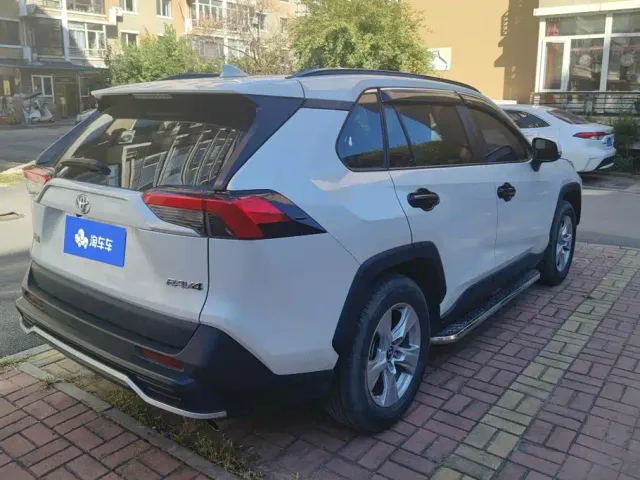 Toyota RAV4 — Фото автомобиля 3