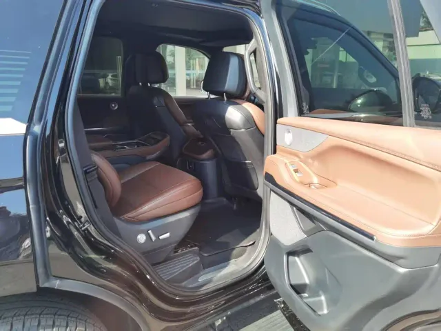 Lincoln Navigator — Фото автомобиля 10