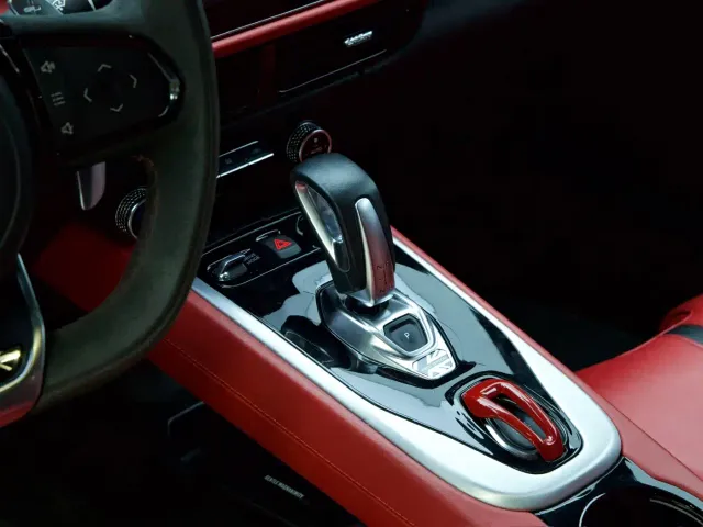 Lotus Emira — Фото автомобиля 15